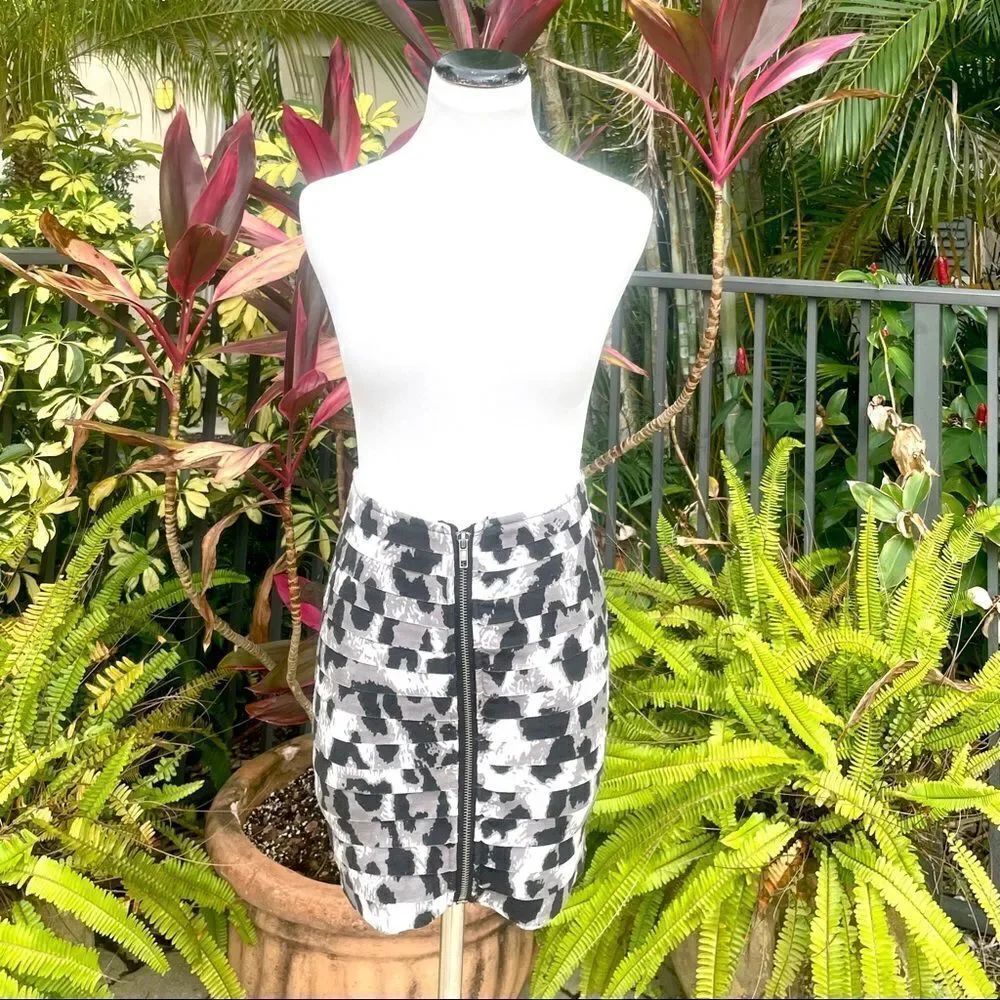 🍍3/$15🍍 G by Guess Zippered Leopard Mini Skirt